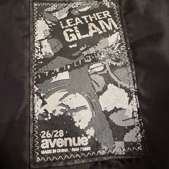 Vintage Black Leather Jacket. Quilted Sleeves. Zip Front. Avenue. 24/26. - Picture 5 of 8